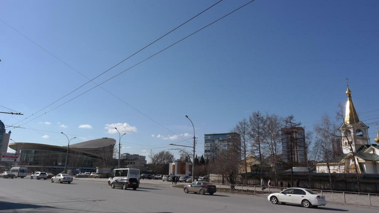 Апартаменты в центре города, у метро и Нарымского сквера Новосибирск Экстерьер фото